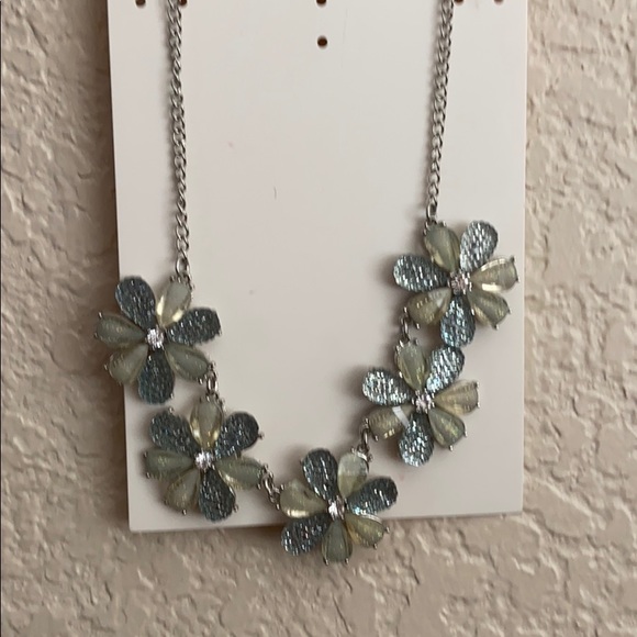 Cute flower soft green necklace - Picture 2 of 2